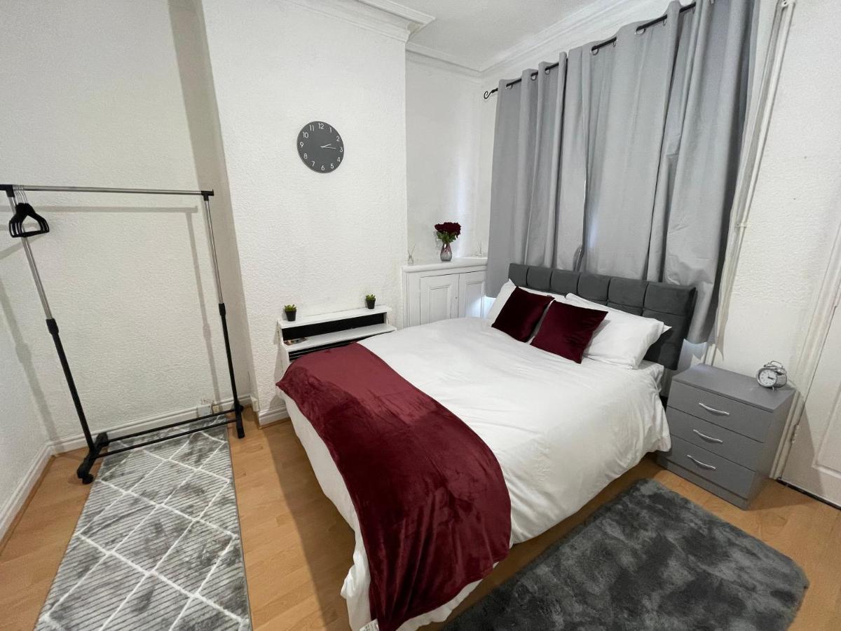 3 Bedrooms Comfortable Home With Jacuzzi Hot Tub Sleeps 10 Leicester Exterior foto